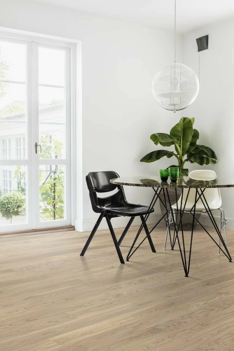 Trägolv Tarkett, Shade, ek Cream White (vit) MidiPlank, 1-stav, 2-sidigt mikrofas, borstad, betsad och Proteco Natura matt lack