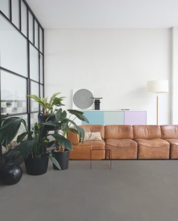 Klickgolv LVT Quick-Step Ambient Click Minimal mellangrå – grå betongdesign, 4,5 mm