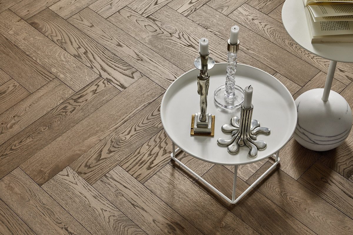 Fiskbensparkett ek, Tarkett, Segno Oak Old Grey, borstad, fasad, hårdvaxolja, vasak