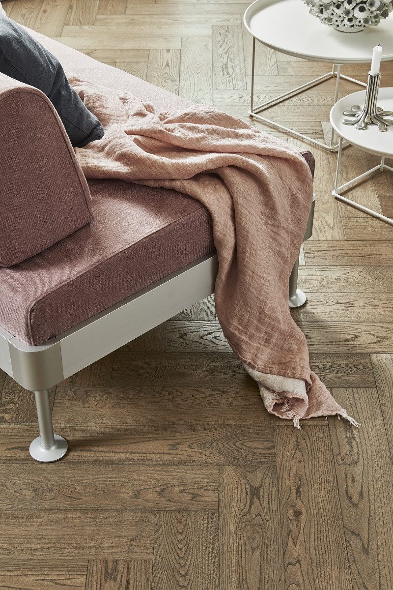 Fiskbensparkett ek, Tarkett, Segno Oak Old Grey, borstad, fasad, hårdvaxolja, vasak