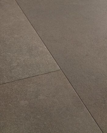 SPC-vinylgolv Quick-Step Alpha Tiles Oxidized Rock – mörk stendesign, 5 mm