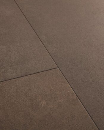 Klickgolv SPC Quick-Step Alpha Tiles Cinnamon Rock – mörk stendesign, 5 mm