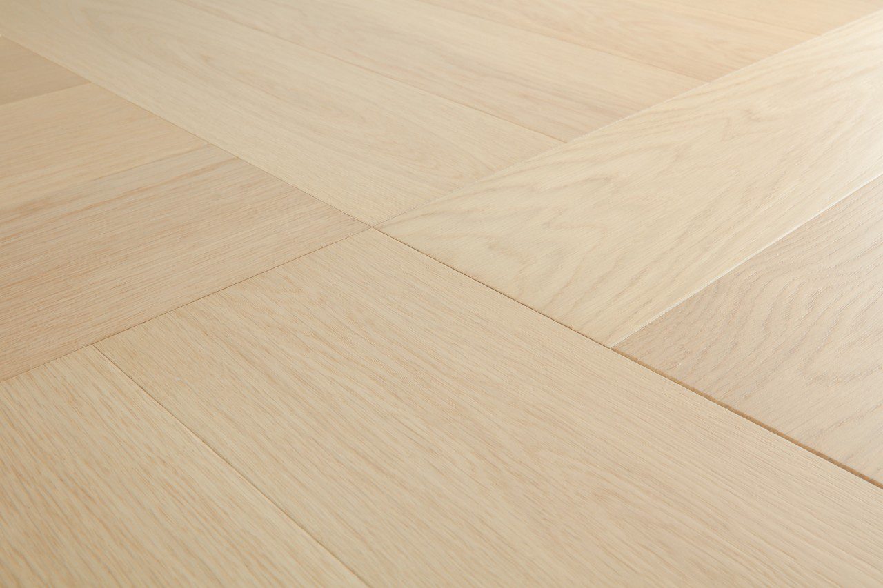 Fiskbensparkett ek, Quick Step, disegno creamy, fasad, extra matt lack