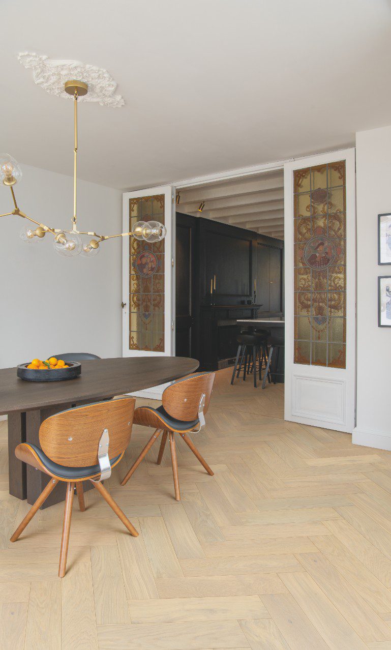 Fiskbensparkett ek, Quick Step, disegno creamy, fasad, extra matt lack