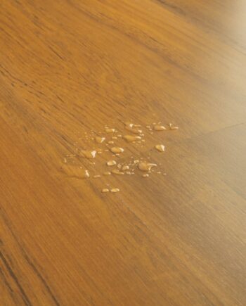 Laminatgolv Quick-Step Classic Medium Brown Teak – mörk teak, vattentåligt, 8 mm