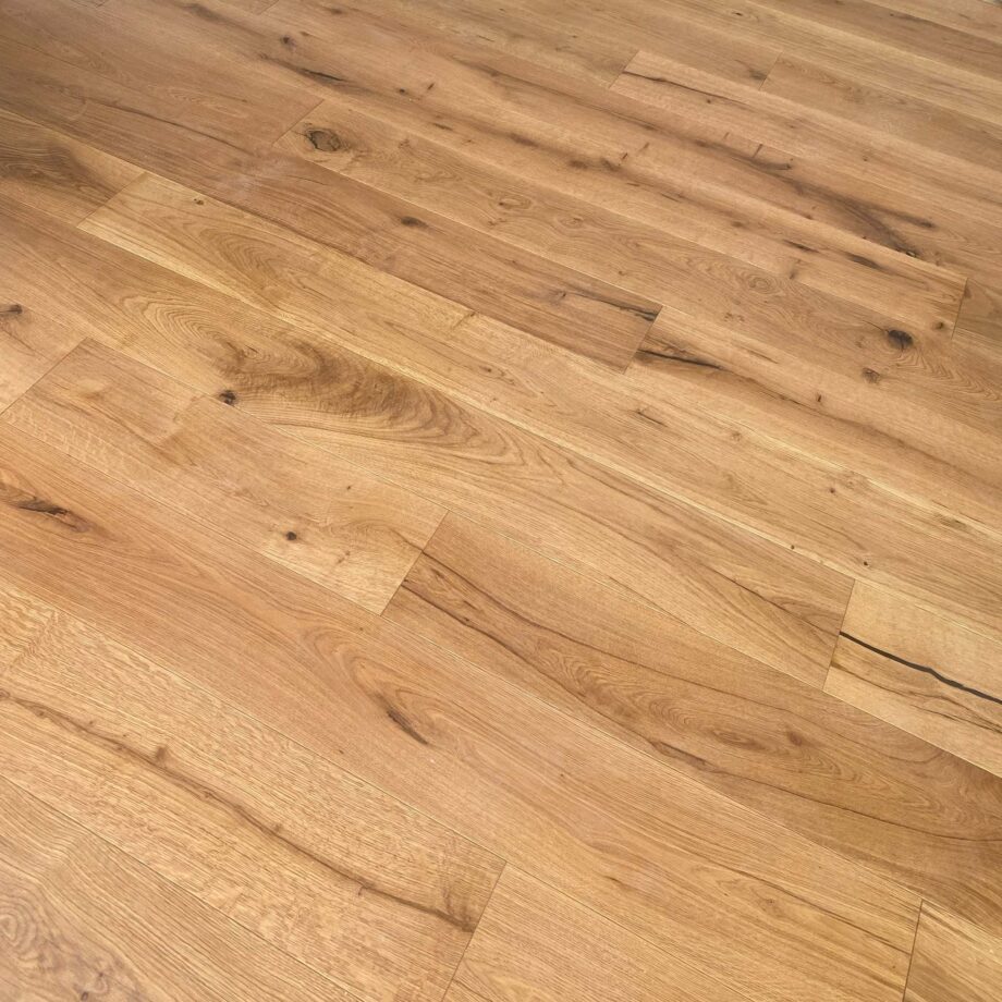 laudparkett-tamm-rustic-markant-harjatud-olitatud Laudparkett tamm rustic markant harjatud ja õlitatud pinnaga paigaldatud põrandale. Parketi sorteeringu ja selle tooni iseloomustus.