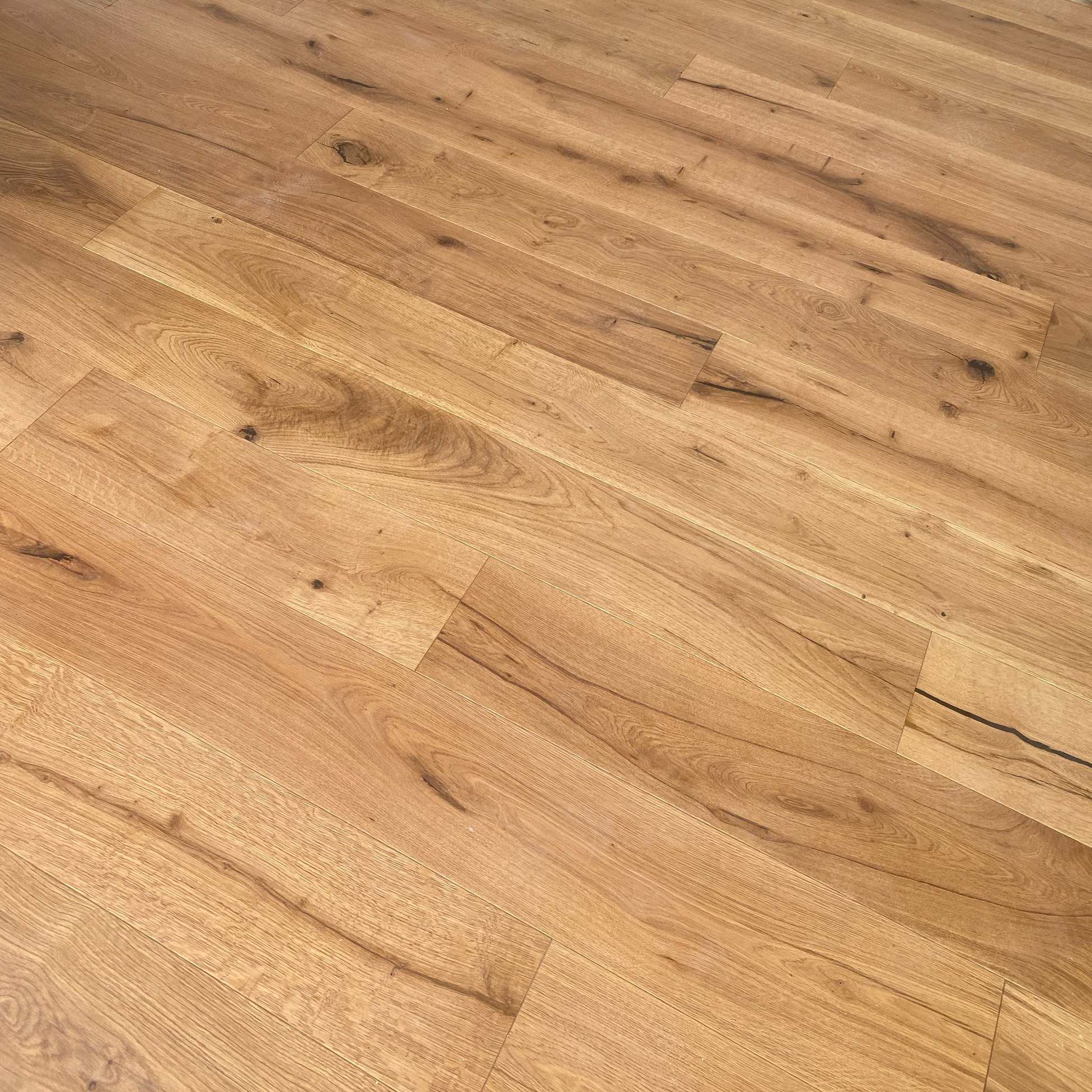 Laudparkett tamm rustic markant harjatud ja õlitatud pinnaga paigaldatud põrandale. Parketi sorteeringu ja selle tooni iseloomustus.