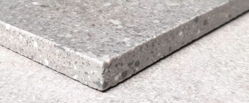 Genomfärgad platta med genomgående färg och design