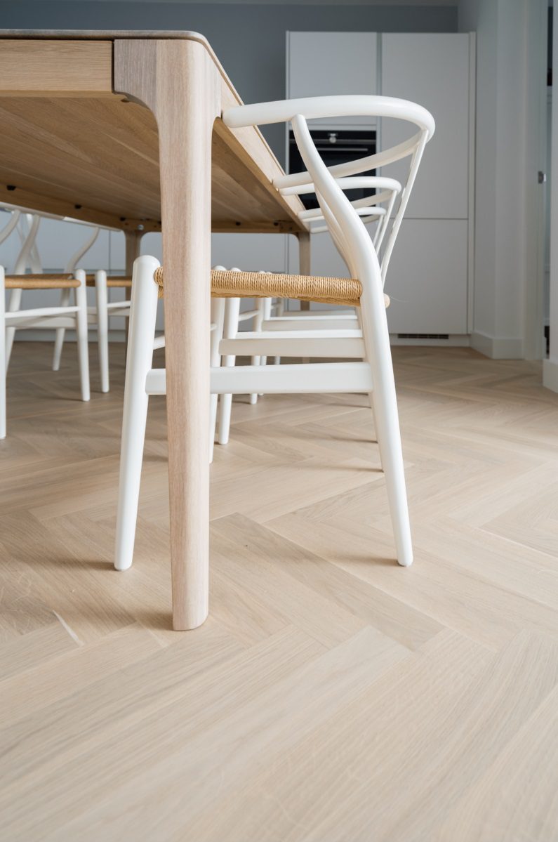 Bauwerk Monopark Tammi crema kalanruotoparketti asennettu keittiön lattialle.