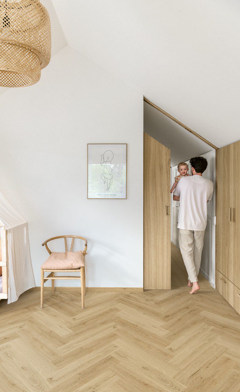 Fischgrät Vinylboden Quick-Step Ciro Botanic Beige verlegt auf dem Kinderzimmerboden