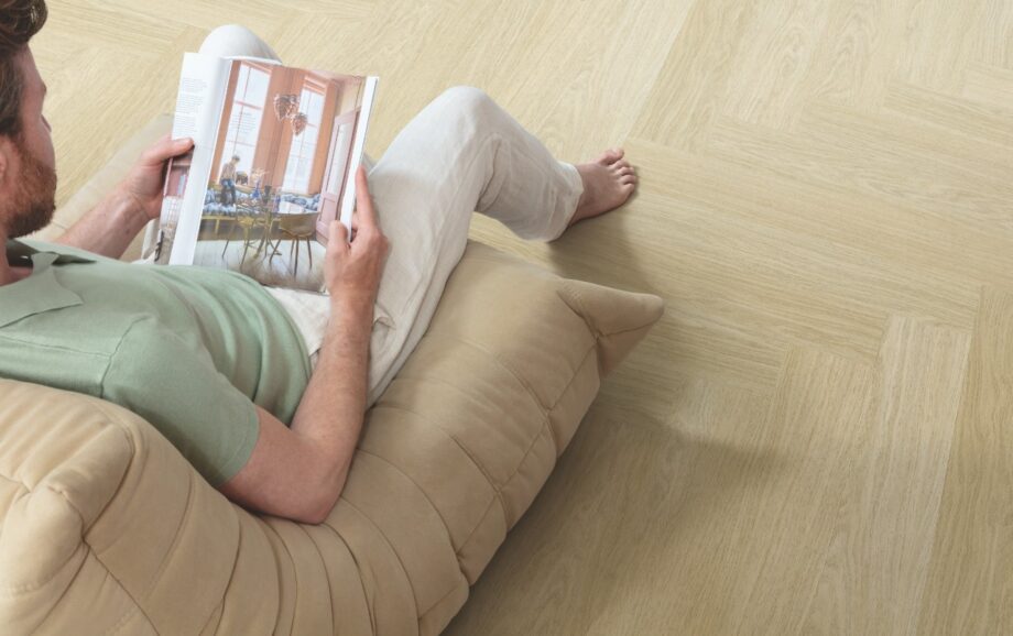 herringbone-vinyl-flooring-lvt-quick-step-pristine-serene-oak-light-natural Herringbone vinyl flooring LVT Quick-Step Pristine Serene Oak Light Natural installed on the living room floor.