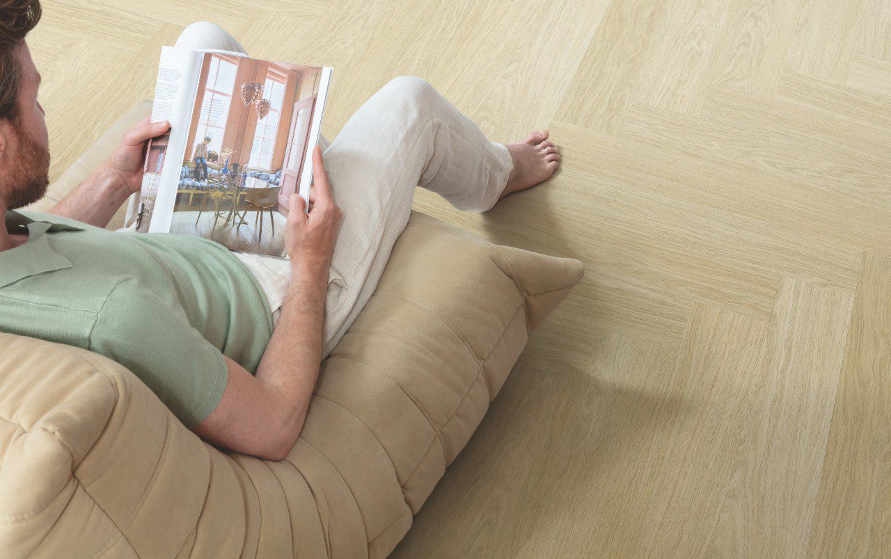 Herringbone vinyl flooring LVT Quick-Step Pristine Serene Oak Light Natural installed on the living room floor.