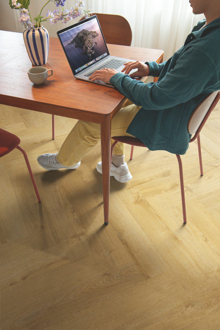 LVT floor Quick-Step Pristine Fall Oak Natural installed on dining room floor