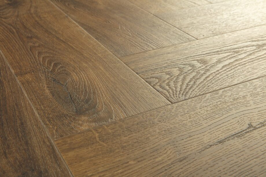 lvt-kalasaba-parkett-quick-step-pristine-fall-oak-brown-SGHBC20334 LVT kalasaba parkett quick-step Pristine fal oak brown SGHBC10334 sorteeringu ja tooni kirjeldus lähivaates