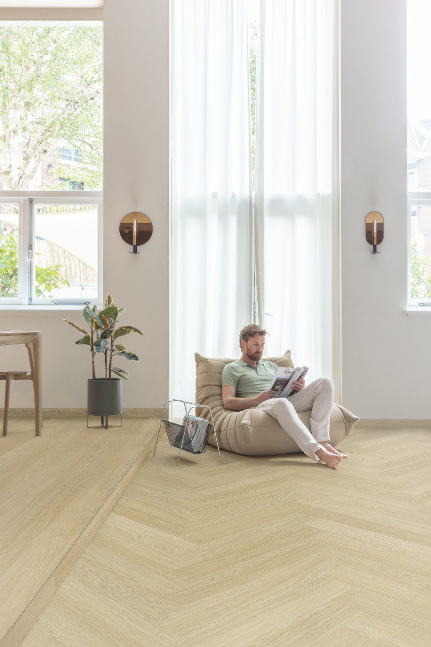 LVT kalasaba parkett Quick Step Pristine Serene Oak Light Natural paigaldatud elutoa põrandale