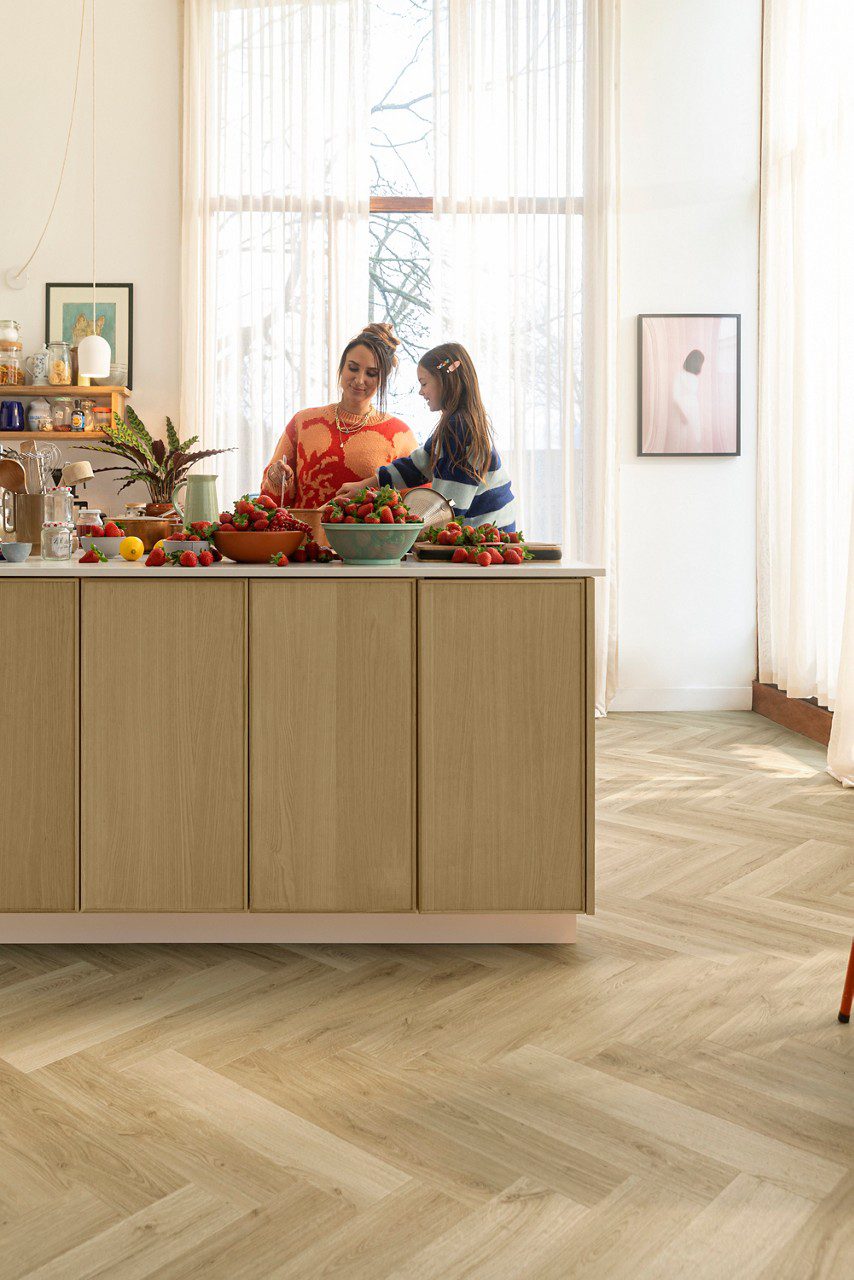 SPC põrandakate kalasaba Quick-Step Ciro Botanic Beige paigaldatud köögi põrandale
