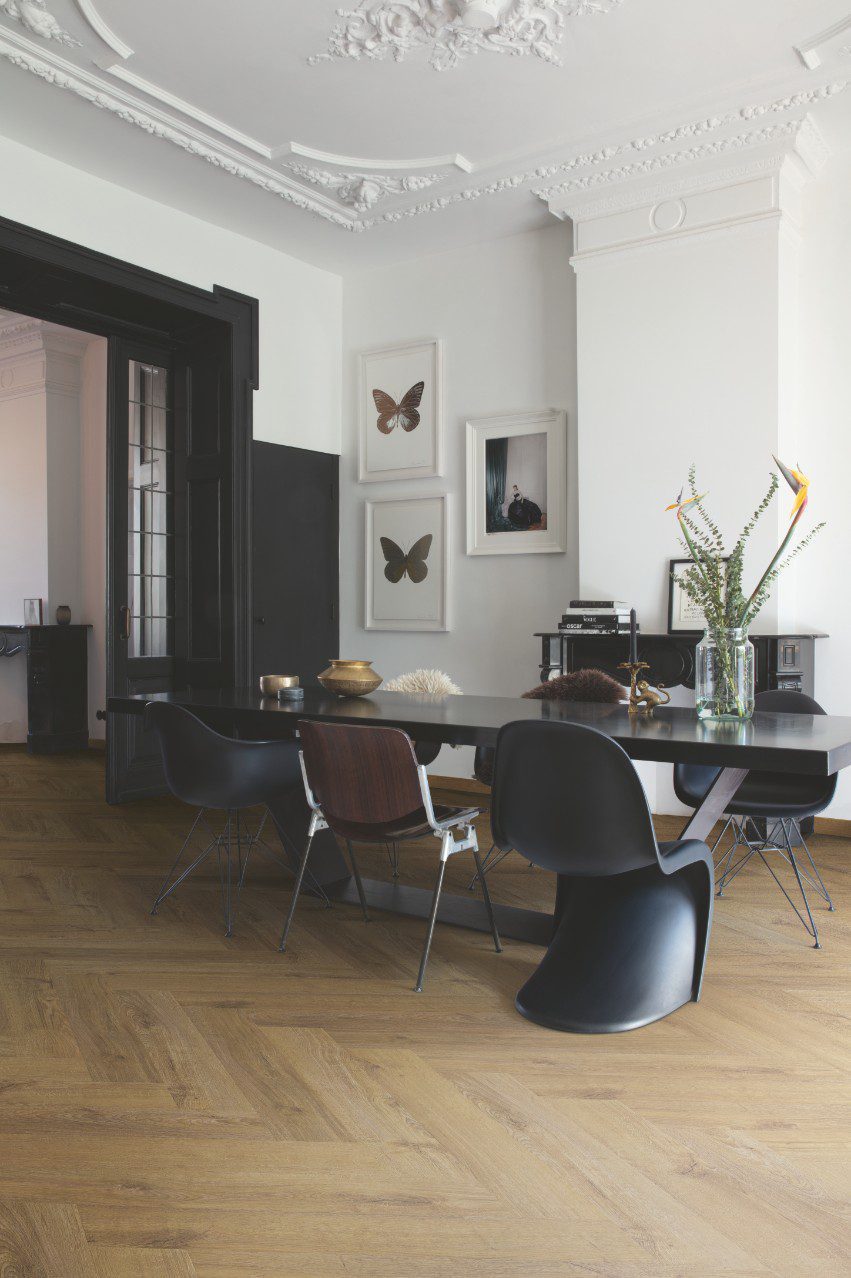 Vinüülparkett kalasaba quick-step pristine fall oak brown paigaldatud kontori põrandale