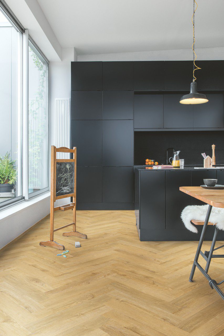 Vinyl Fischgrät quic-step pristine fall oak honey – verlegt in der Küche.