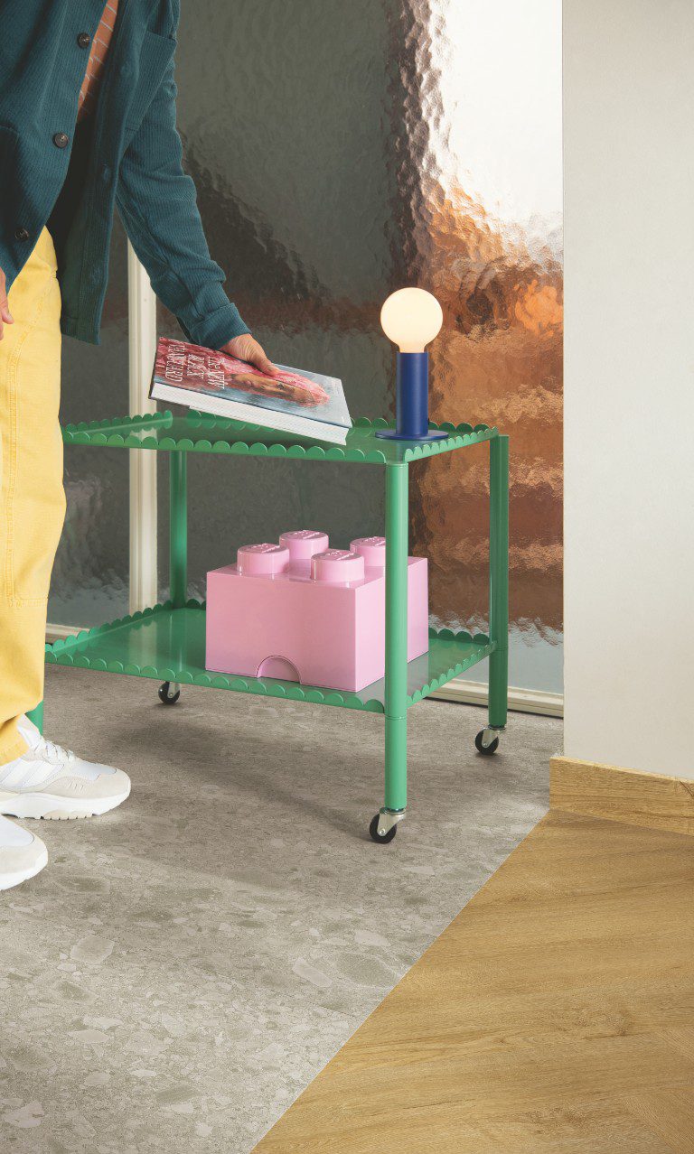 Vinyl fischgrät quick-step fall oak natural verlegt auf dem Boden.