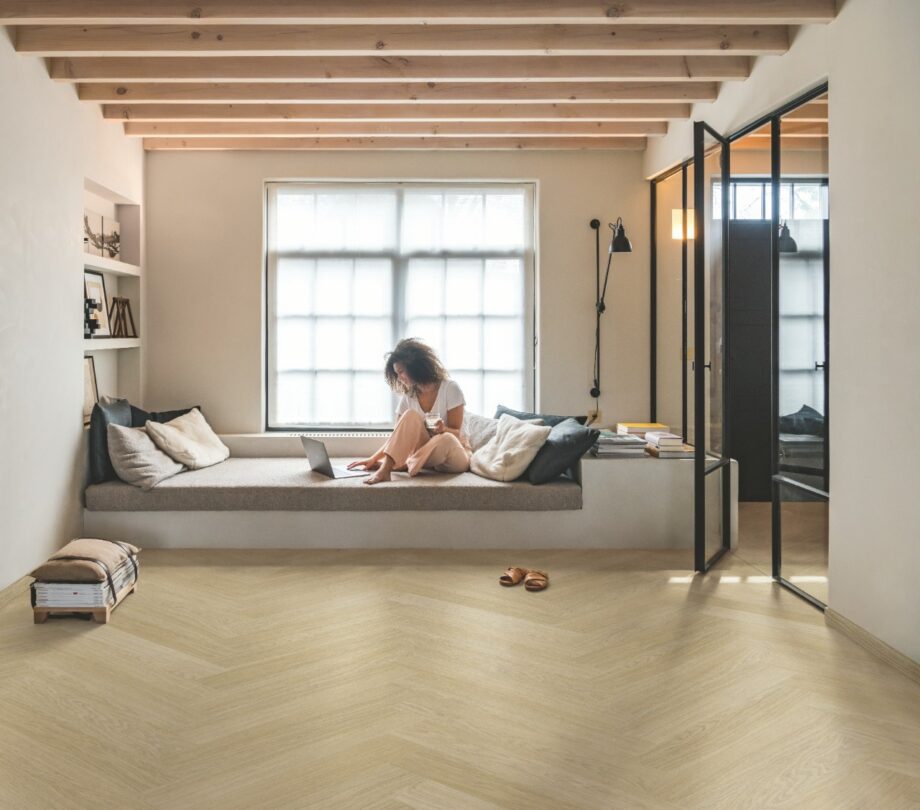 vinylboden-fischgrät-lvt-quick-step-pristine-serene-oak-light-natural Vinylboden Fischgrät LVT Quick Step Pristine Serene Oak Light Natural – verlegt auf dem Schlafzimmerboden.