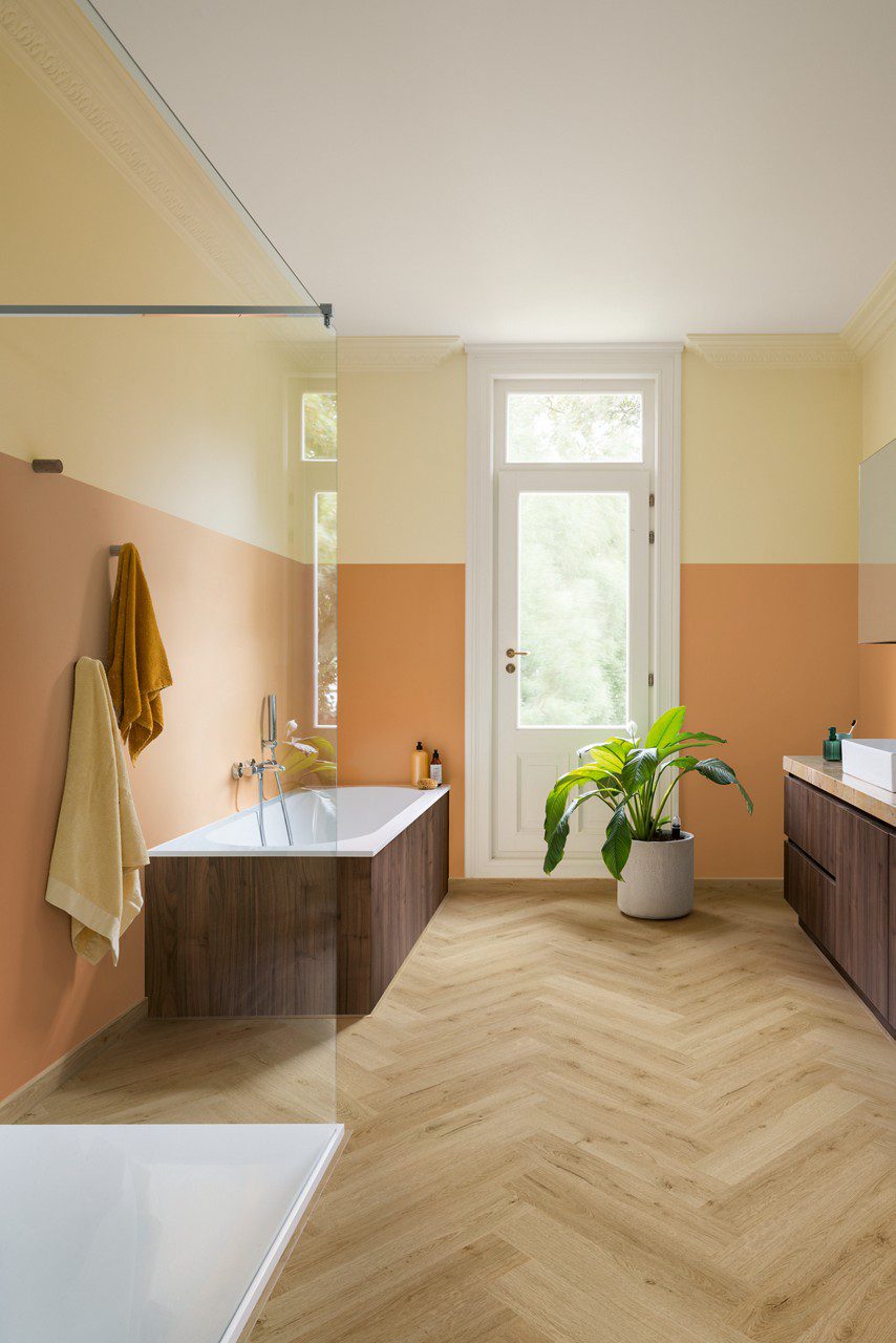 Vinylboden fischgrat quick-step ciro botanic beige verlegt auf dem Badezimmerboden