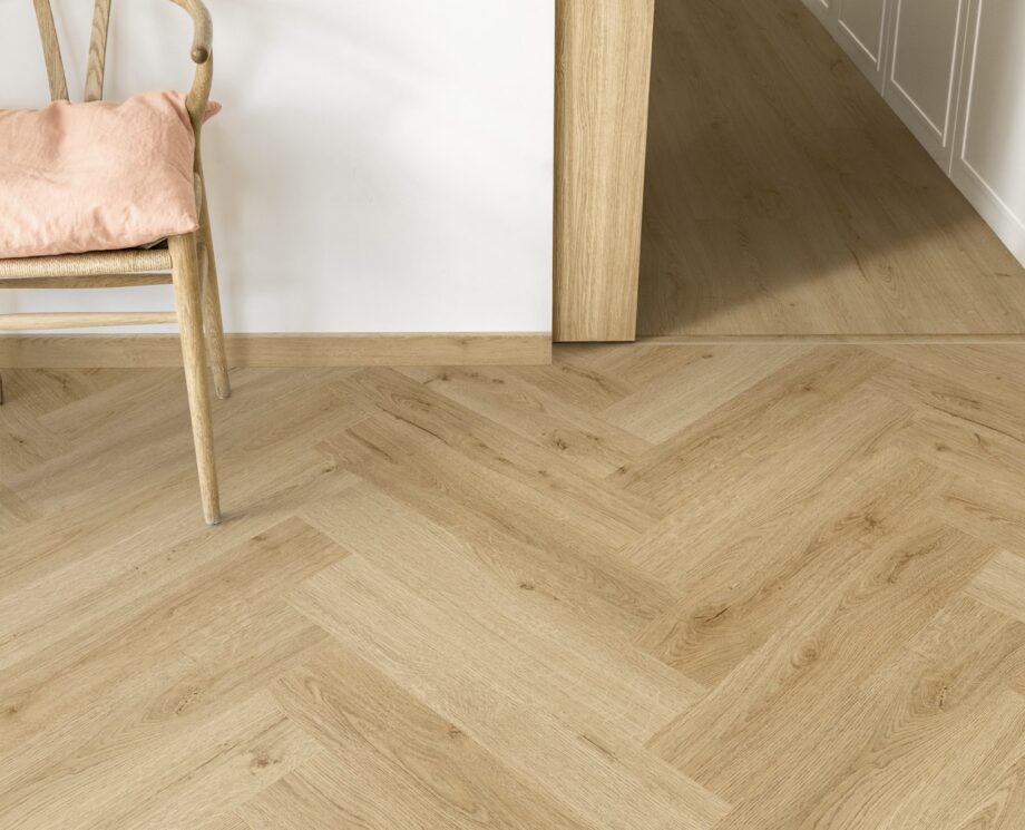 vinyylilankku-kalanruoto-quick-step-ciro-botanic-beige Vinyylilankku kalanruoto Quick-Step Ciro Botanic Beige asennettu lastenhuoneen lattialle.