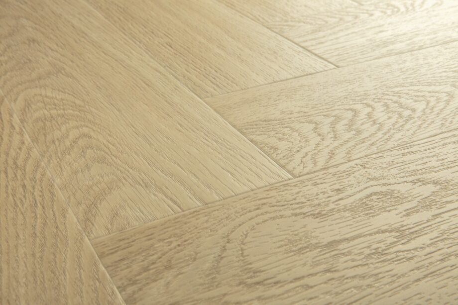 vinyylilankku-kalanruoto-tarjous-quick-step-pristine-serene-oak-light-natural Vinyylilankku kalanruoto tarjous Quick Step Pristine Serene Oak Light Natural – lajitelman ja sävyn kuvaus.
