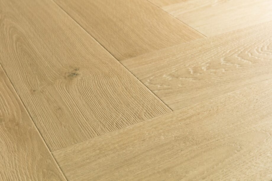 Herringbone laminate floors Quick Step Impressive Design Gardamom Oak, light brown oak tone with a uniform and natural grain pattern