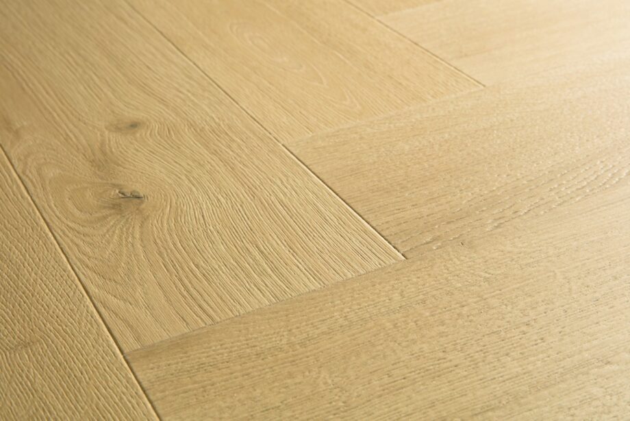 kalanruoto-laminaatti-quick-step-pergo-impressive-design-nutmeg-oak Kalanruoto laminaatti Quick Step Pergo Impressive Design Ginger Oak, lämmin keskiruskea tammen sävy ja tasainen lajitelma, vesilätäkkö osoittamassa vedenkestävyyttä