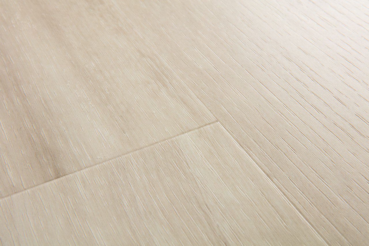 LVT parkett Quick-Step Blos Canyon tamm beige helebeezhi tooni ja tammest põrandalaua disainiga.