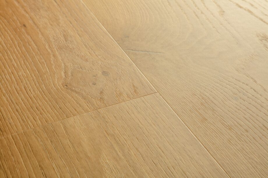 LVT parkett Quick-Step Blos Coast tamm honey naturaalse tamme tooni ja faastitud tammest põrandalaud disainiga.