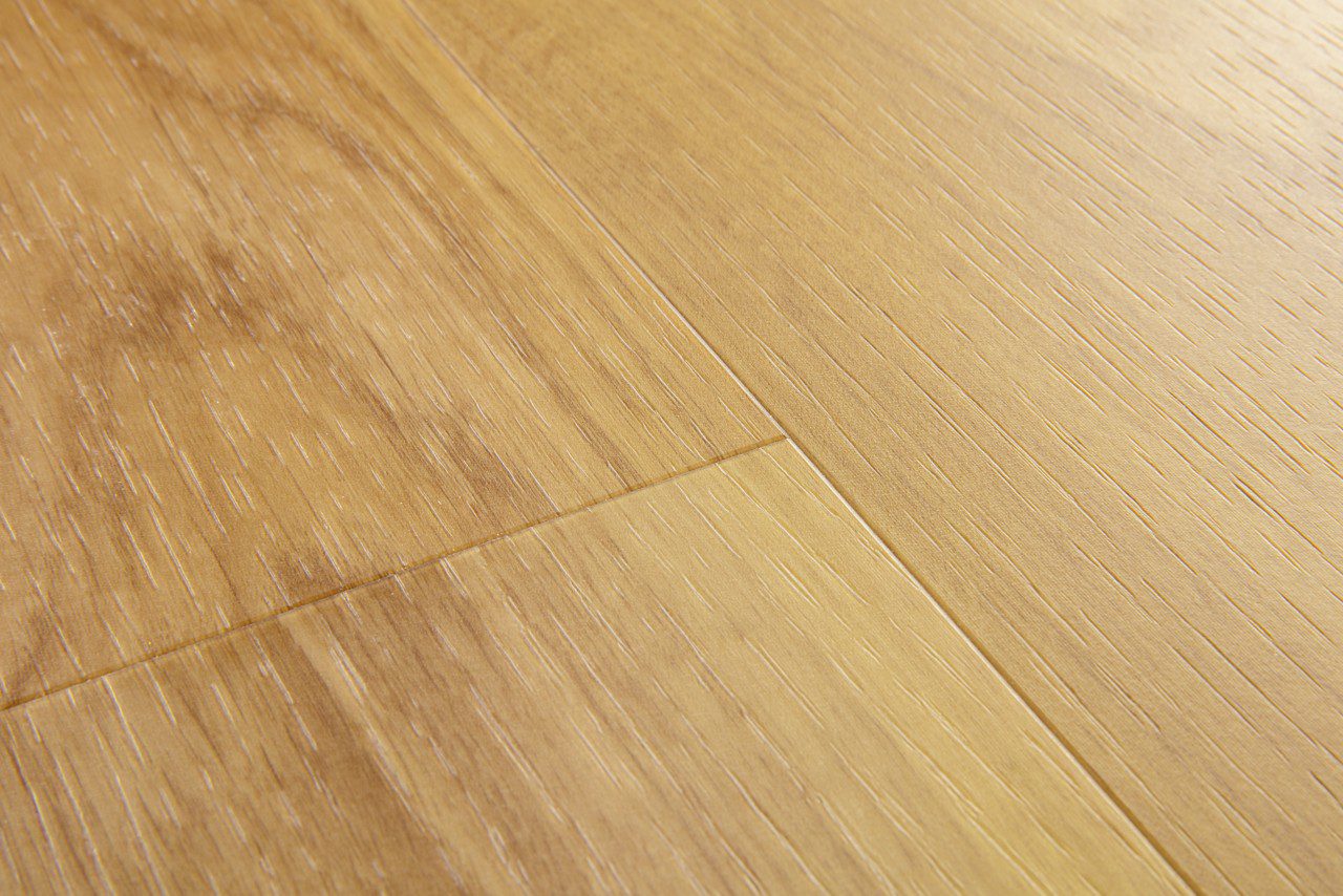 LVT põrandakate Quick-Step Blos Classic tamm natural naturaalse tamme tooniga ja põrandalaud tamm disainiga.