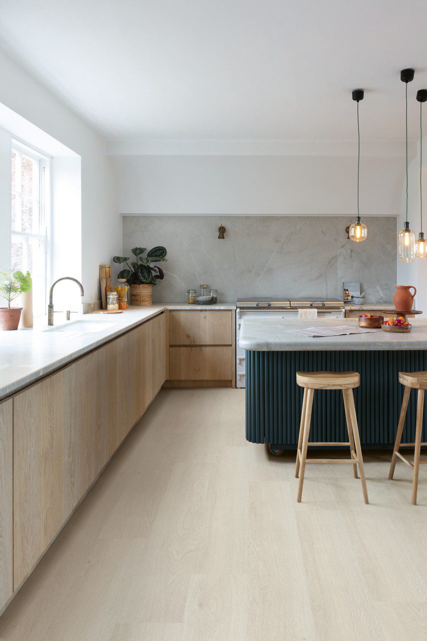 LVT Quick-Step Bloom Sea Breezo Oak Light paigaldatud köögi põrandale.