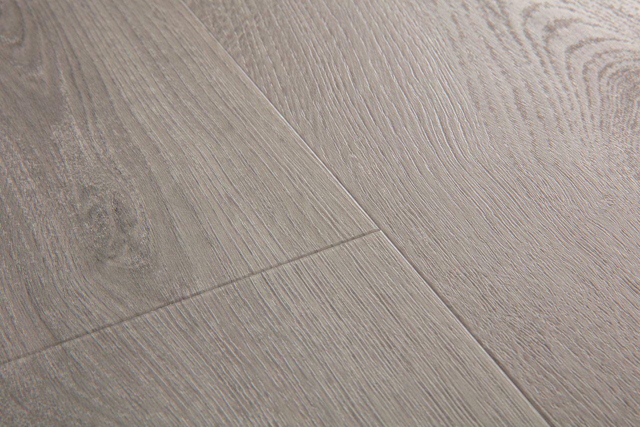 Vinüülparkett Quick-Step Bloom Botanic Grey halli tooni ja tammelaua disainiga.