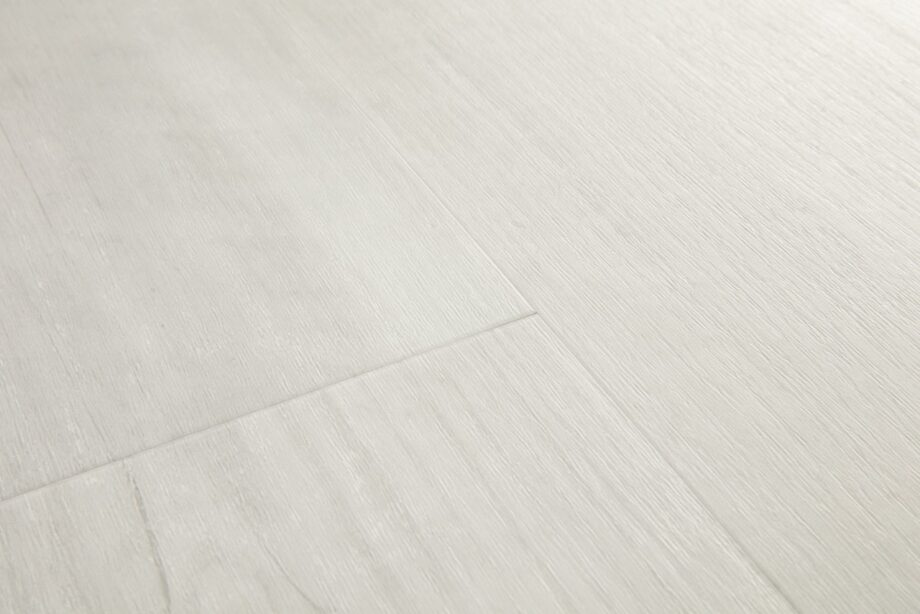 Vinüülparkett Quick Step Bloom Snow Pine helevalge tooni ja männi põrandalaua disainiga.