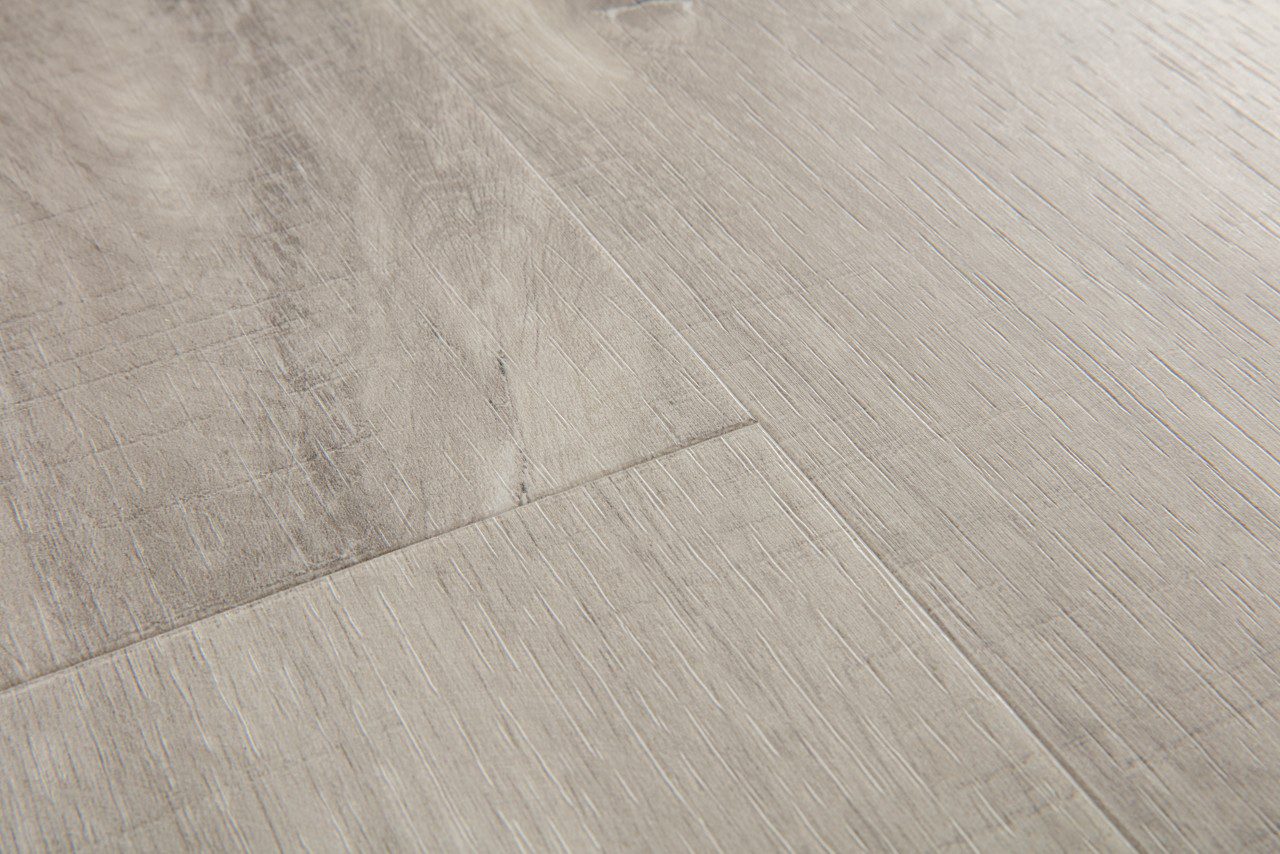 Vinüülparkett Quick-Step Blos Canyon tamm grey saw cuts halli tooni ja saejälgedega tamme põrandalaud disainiga.