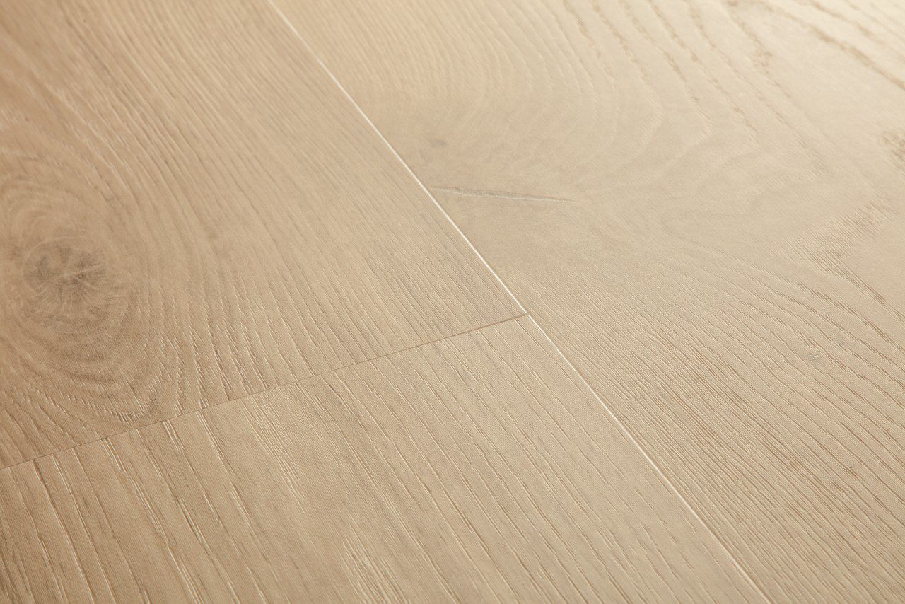 Vinüülparkett Quick-Step Blos Coast tamm sand heleda tooni ja kergelt rustikaalse tamme põrandalaua disainiga