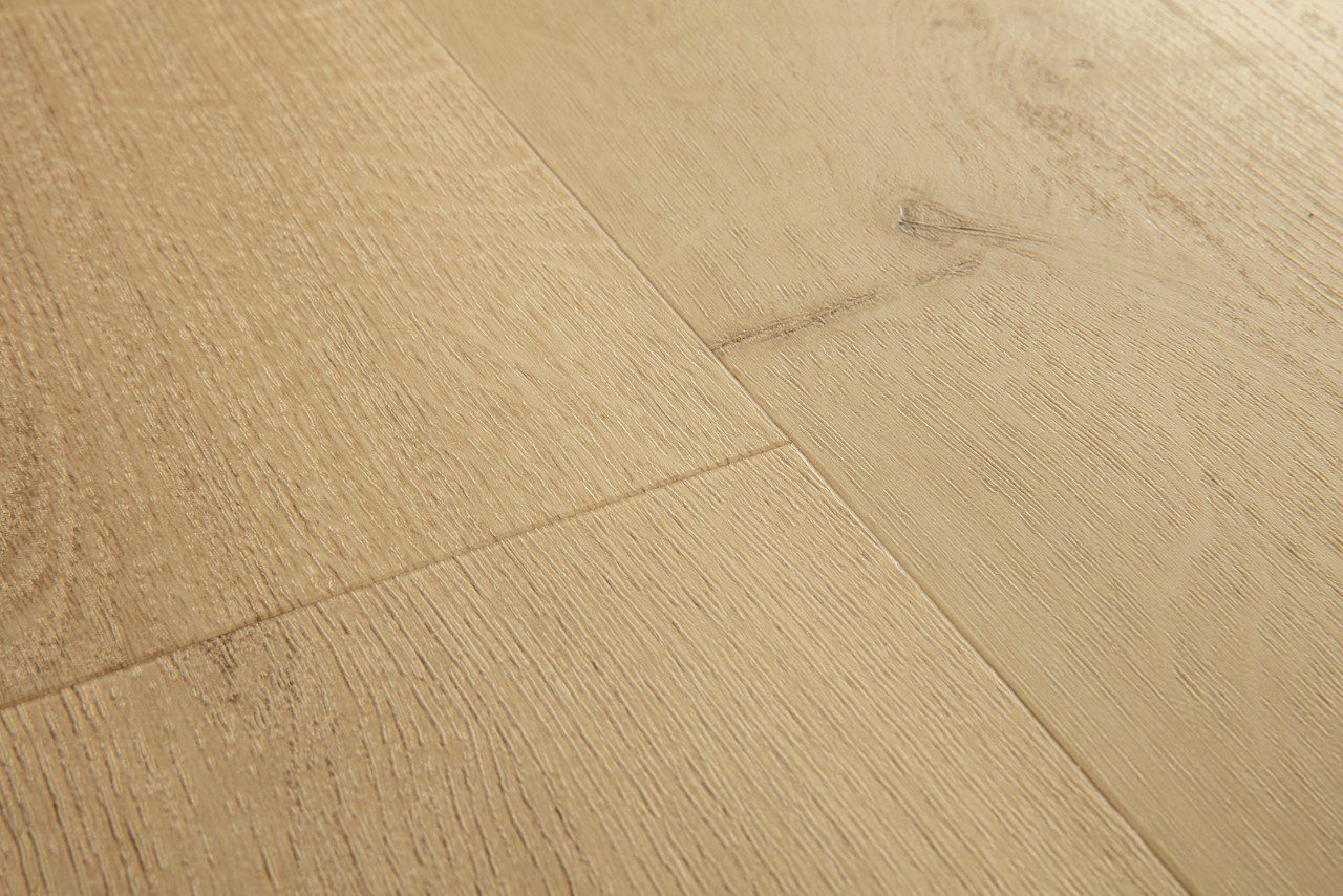 Vinyylilankku Quick Step Bloom Botanic Beige, vaalea luonnonbeige sävy ja lankkudesign.
