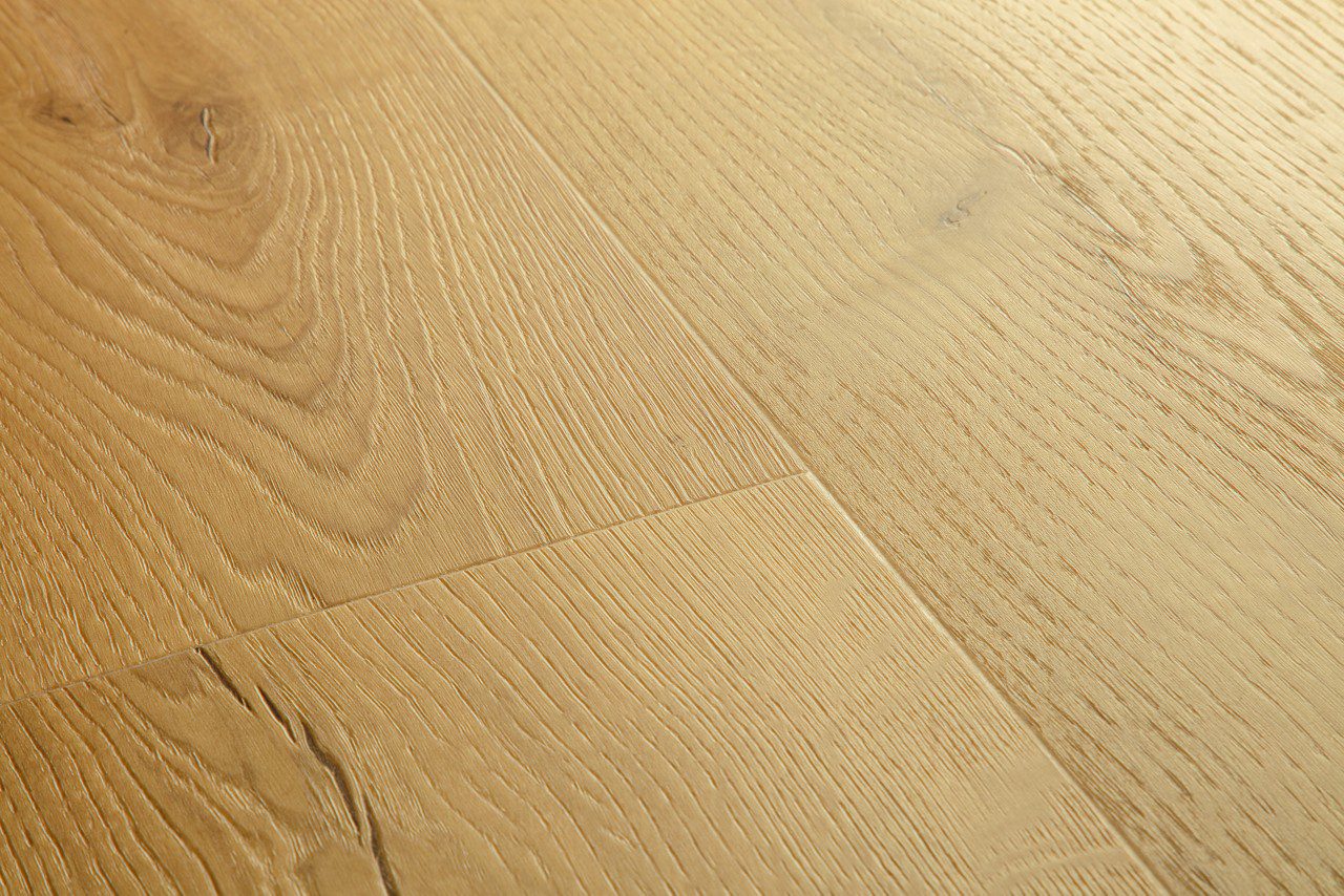 Vinyylilankku Quick Step Bloom Brushed Oak Honey, lämmin hunajainen tammen sävy ja harjattu tammikuviointi.