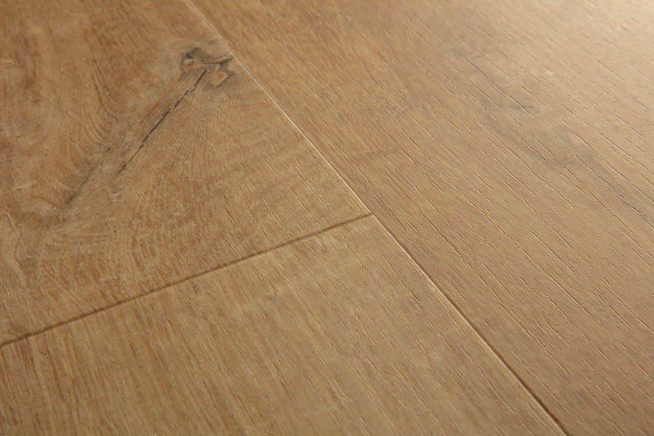 Vinyylilankku Quick Step Bloom Cotton Oak Natural, luonnollinen tammen sävy ja lankkudesign.