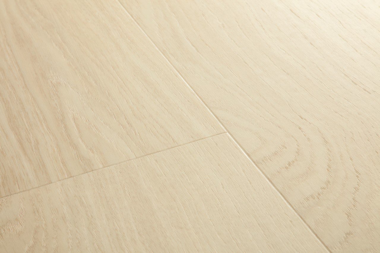 Vinyylilankku Quick Step Bloom Pure Tammi Polar, erittäin vaalea polaarinen tammen sävy ja lankkudesign.