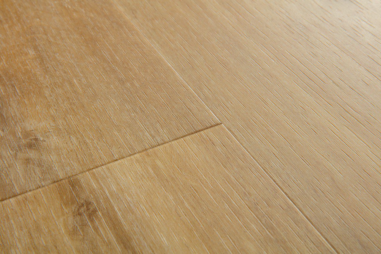 Vinyylilankku Quick Step Blos Vaalea Canyon Tammi Beige, vaalea hiekanbeige tammen sävy ja lankkulattia tammi.