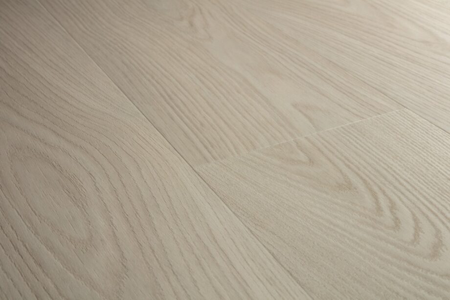 Vinyylilankku Quick Step Blos Vaalea Chia Tammi, vaalea harmaan sävy ja oksaton tammilankku, lankkulattia tammi.