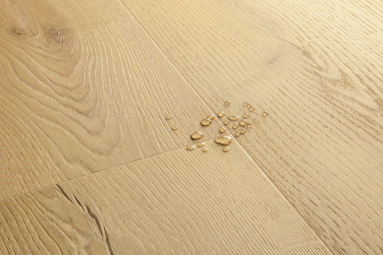 Vinyylilattia Quick Step Bloom Brushed Oak Beige, vaalea beige sävy ja harjattu tammikuviointi.