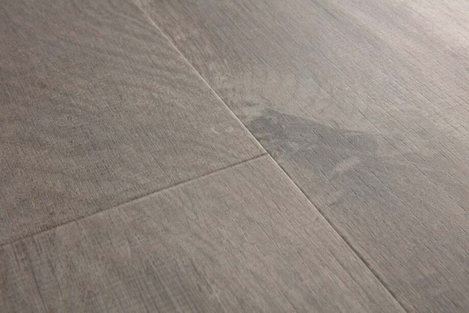 Vinyylilattia Quick Step Bloom Cotton Oak Cozy Grey, pehmeä lämminharmaa tammen sävy ja luonnollinen, rauhallinen lajittelu, lankkudesign.
