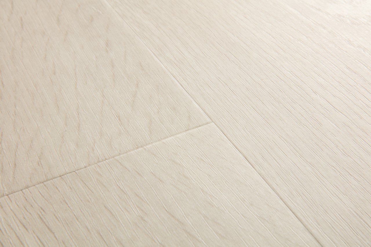 Vinyylilattia Quick Step Bloom Sea Breeze Tammi Light, erittäin vaalea tammen sävy ja lankkudesign.