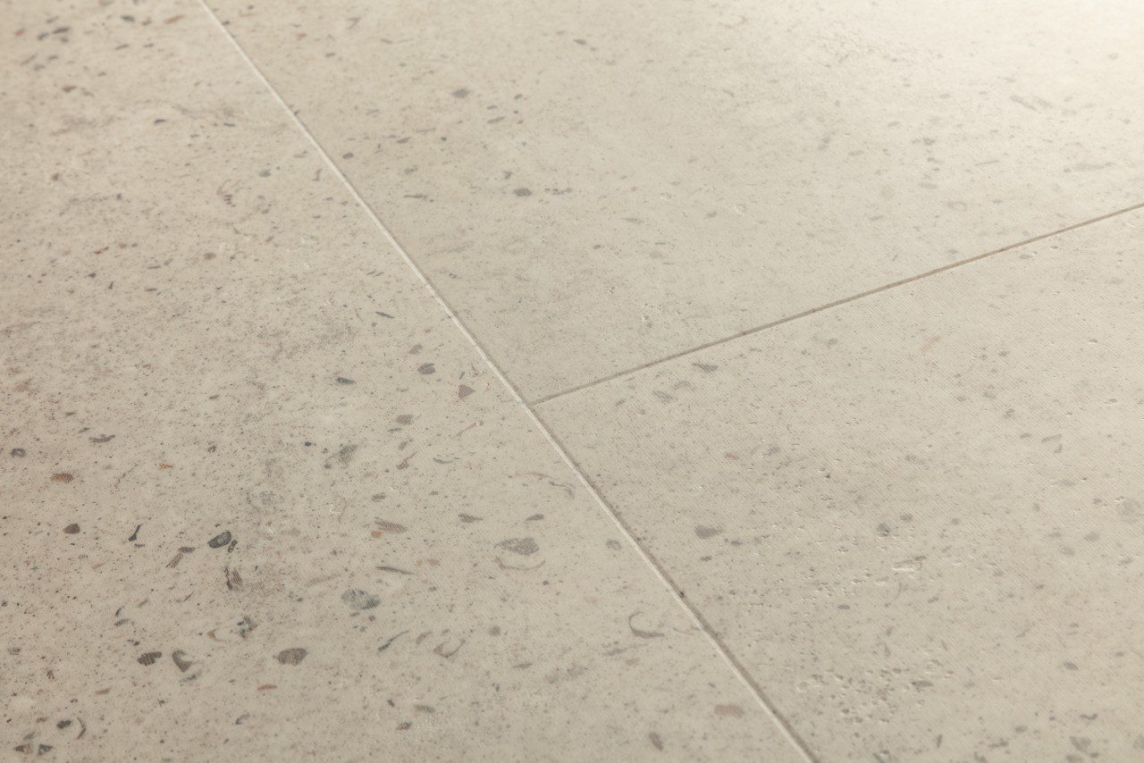 LVT põrandakate Quick-Step Illume Oyster concrete helehalli tooni ja säbrulise betooni disainiga