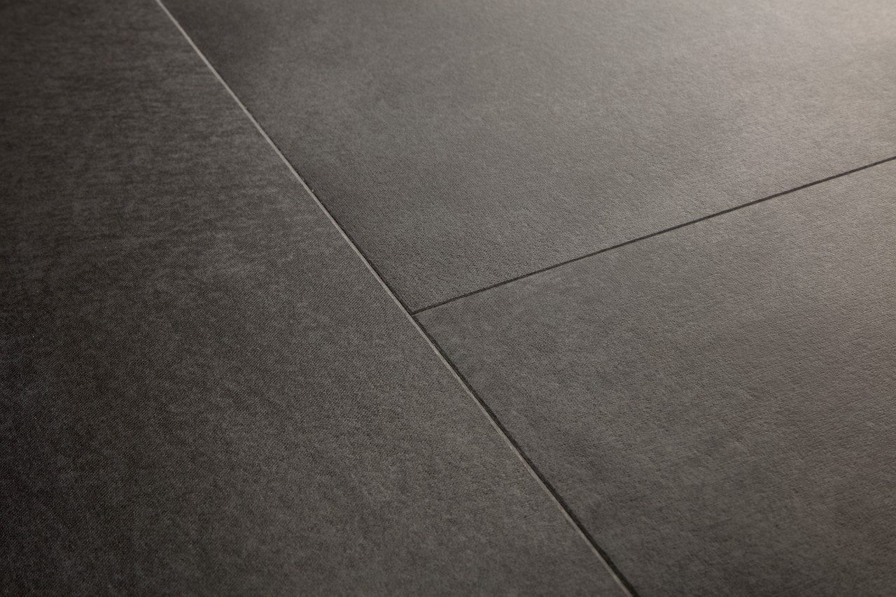 Vinüülparkett Quick-Step Illume Soft graphite tumeda grafiit tooniga ja betooni disainiga.