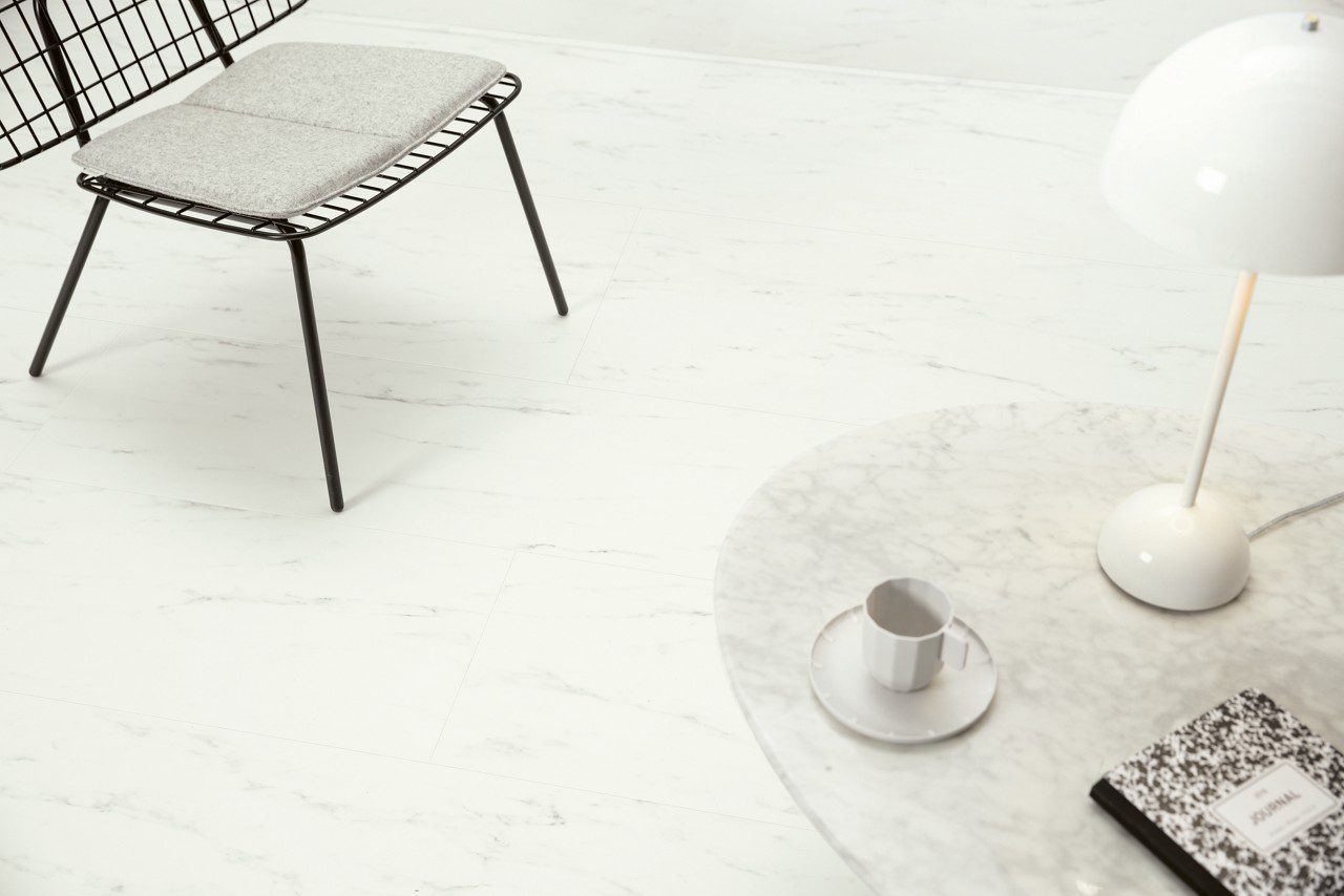 Vinylplattor LVT Quick-Step Oro Marble Carrara White – ljus stendesign, 5 mm