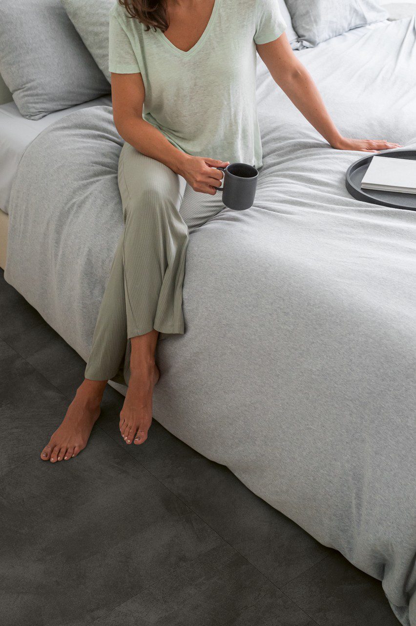 Vinylgolv LVT Quick-Step Illume Soft Graphite – mörk betongdesign, 6 mm